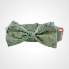 Load image into Gallery viewer, Morning Daisy Bow Tie
